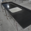 comptoir en surface solide acrylique noir synthétique 