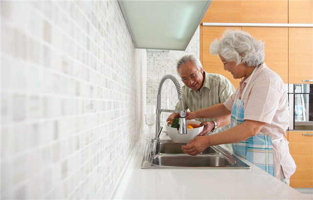 Cette conception de cuisine rend les personnes âgées plus à l'aise et plus à l'aise lorsqu'elles cuisinent