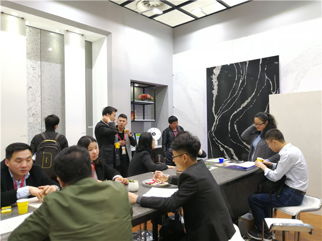 Venez au stand ViviMarbles à la foire de la pierre de Xiamen 2018, découvrez la pierre de quartz veinée à l'aspect marbre